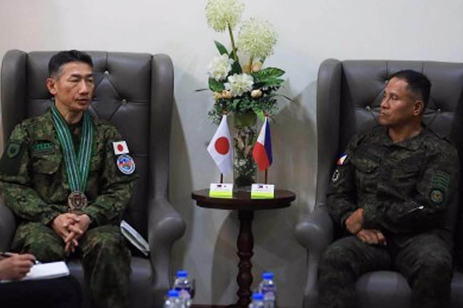 比陸軍副司令官のエフレン・モラドス少将（右）と会談する陸上自衛隊幕僚副長の徳永勝彦陸将