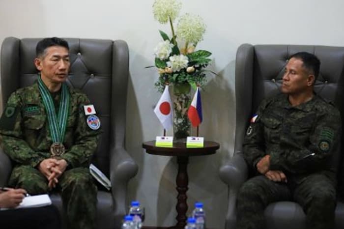 比陸軍副司令官のエフレン・モラドス少将(右)と会談する陸上自衛隊幕僚副長の徳永勝彦陸将
