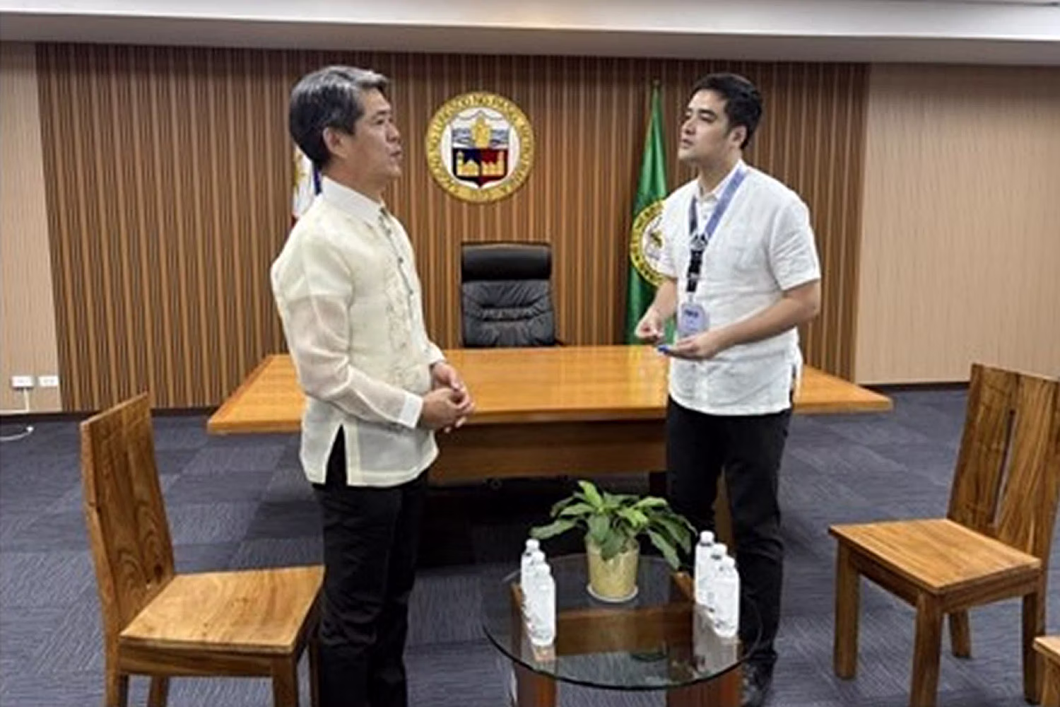 遠藤大使（左）とパシッグ市のビコ・ソット市長