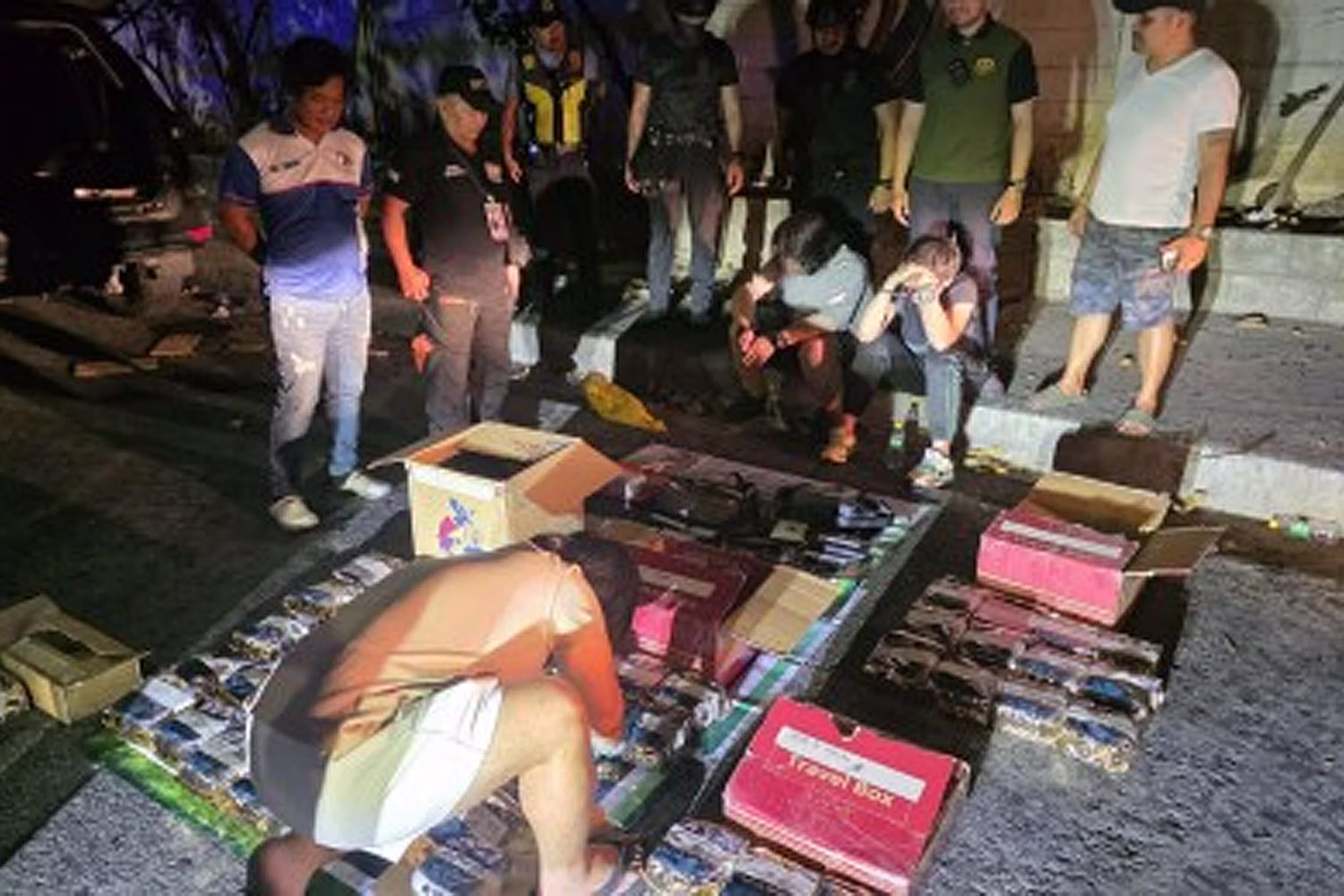 ケソン市バリンガサ地区で行われたおとり捜査の摘発現場