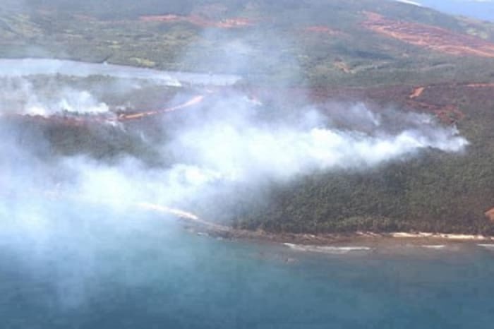 東サマール州ギウアンのホモンホン島で発生した火災の空撮写真