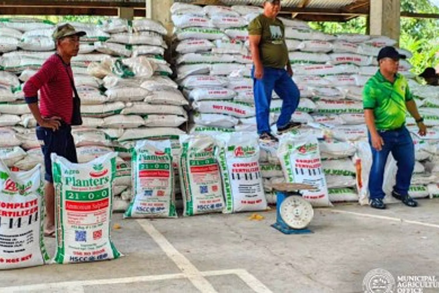 農務省カラガ地域事務所から肥料の配布を受ける南スリガオ州の農民ら
