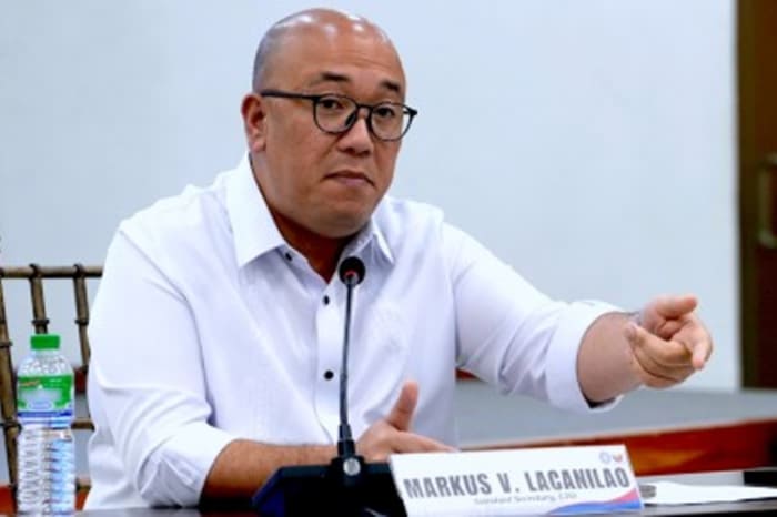 首都圏の12の自動車教習所に対する認可取り消しを発表するＬＴＯのマーカス・ラカニラオ長官