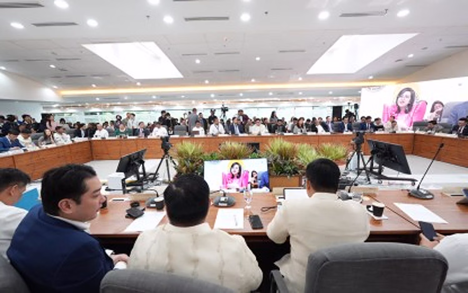 サラ・ドゥテルテ副大統領に対する弾劾手続きを審議する下院司法委員会
