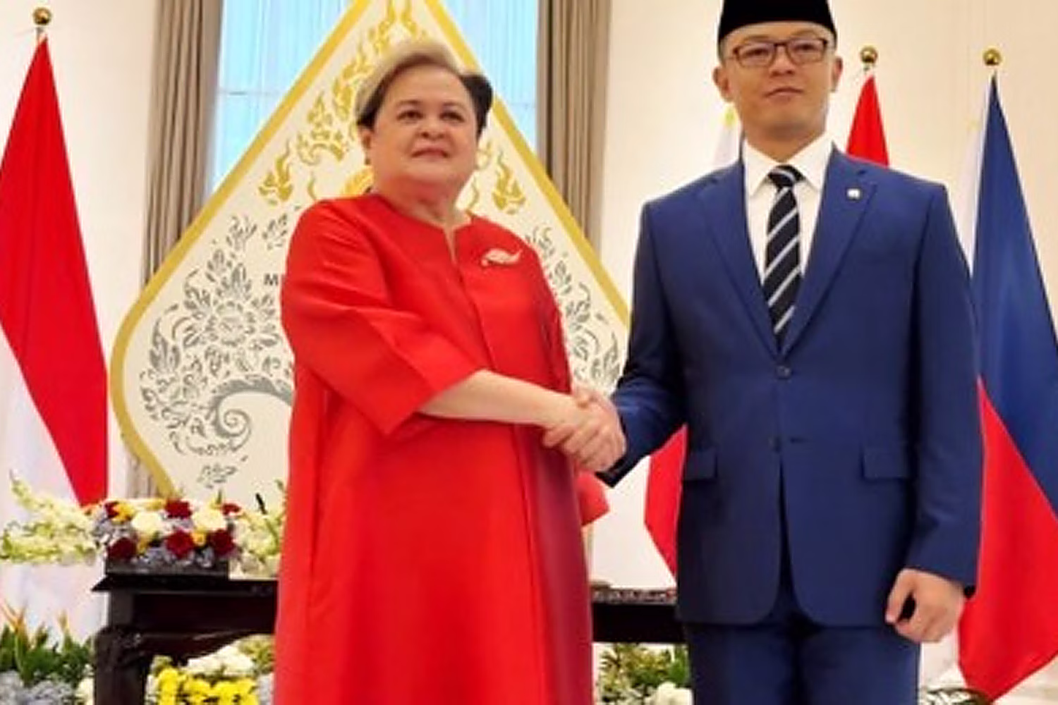 比のラザロ外相（左）とインドネシアのスギオノ外相