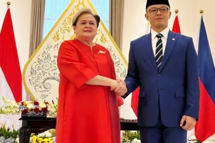 比のラザロ外相(左)とインドネシアのスギオノ外相