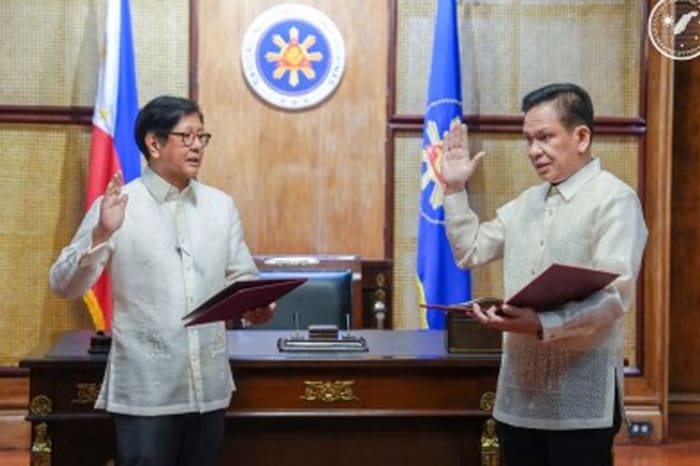 就任宣誓するサルミエント新大統領顧問