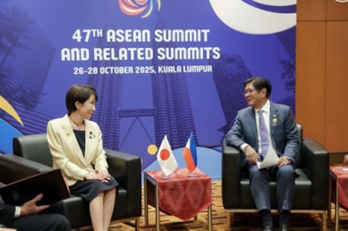 ２０２５年10月26日にマレーシアのクアラルンプールで開催されたASEAN首脳会議関連会合で二国間会談を行うマルコス大統領（右）と早苗高市首相