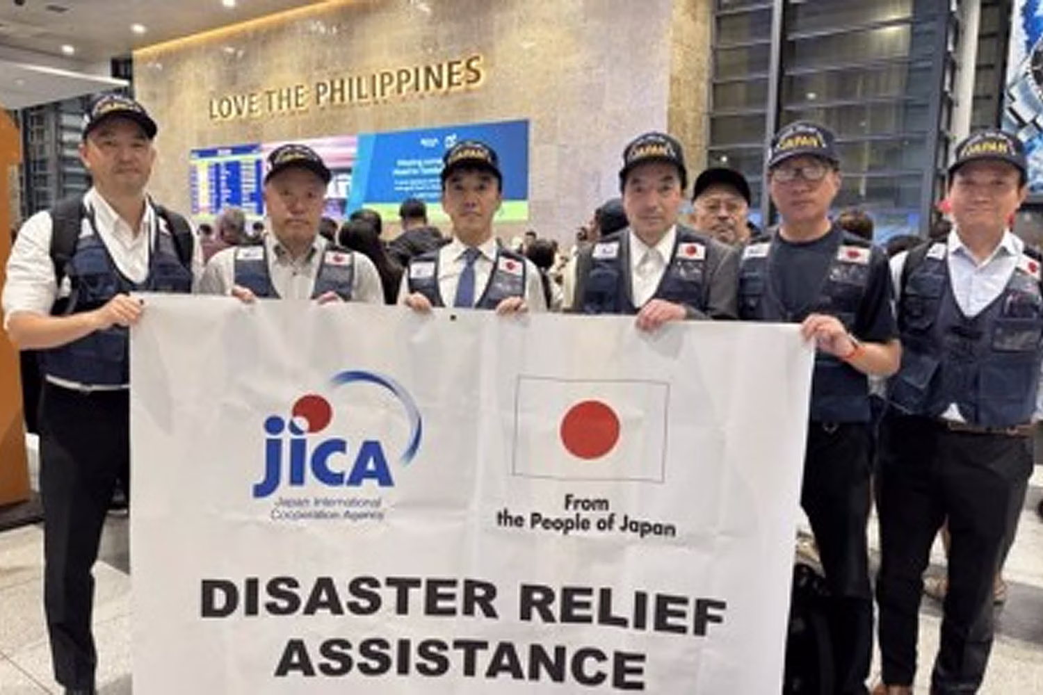 日本から到着した専門家チーム