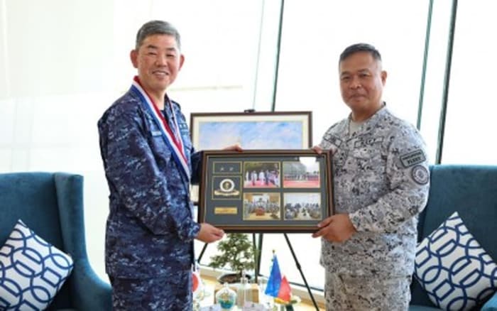 比艦隊司令官のジョー・アンソニー・オルベ少将と海上自衛隊掃海隊群司令の池内出海将補