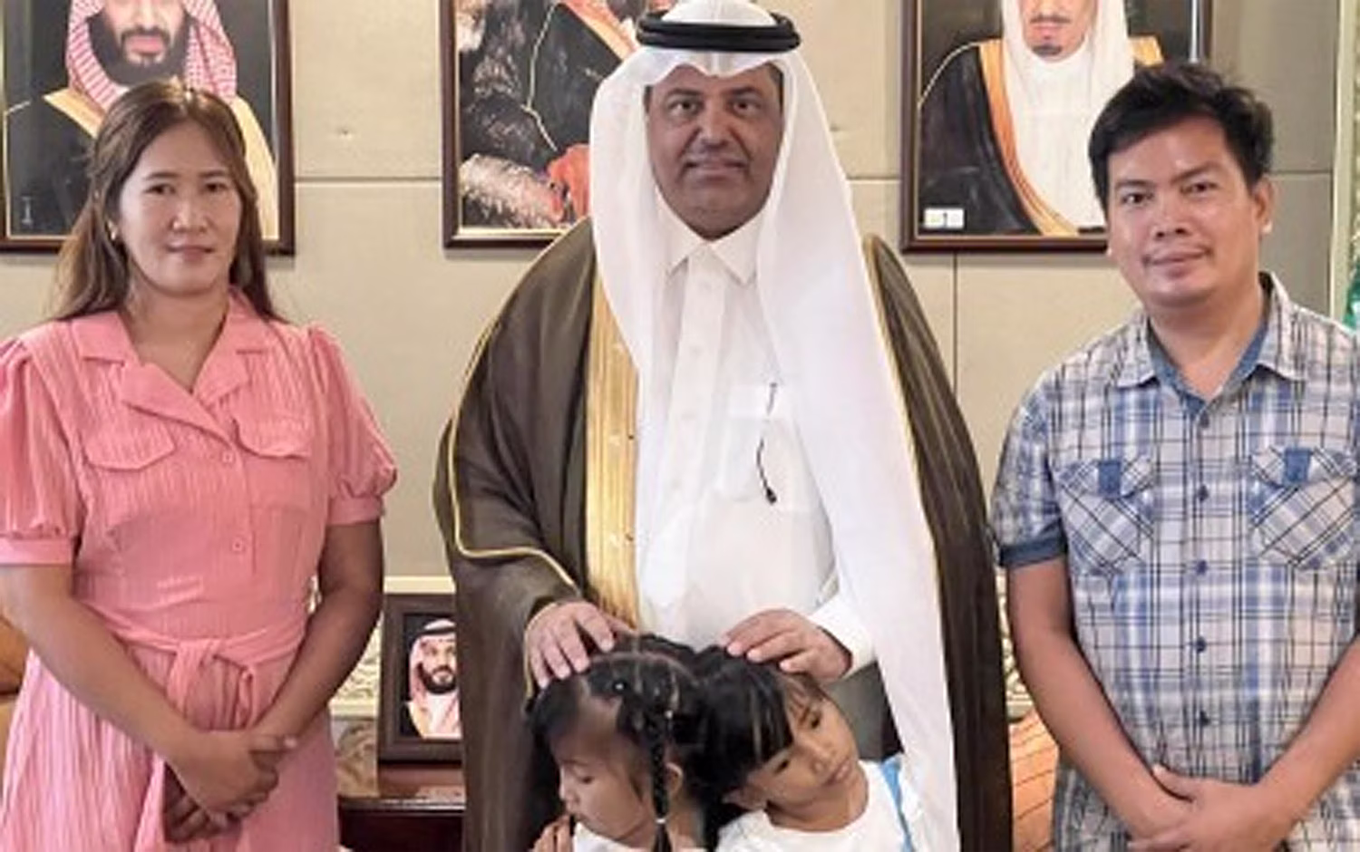 リヤドへ出発する前に在比サウジアラビア大使館を訪問した双子のクレア・アンさん、モーリス・アン・ミサさんと両親。