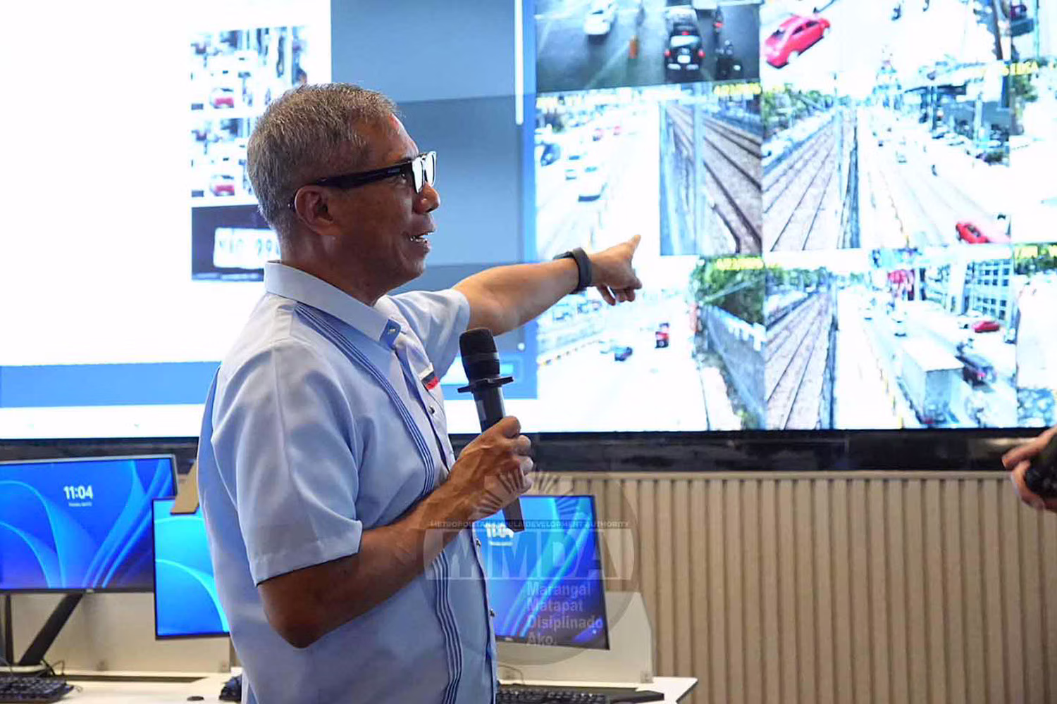 ごみ投棄や違法駐車を監視カメラ映像で摘発する新政策を説明するトーレＭＭＤＡ長官