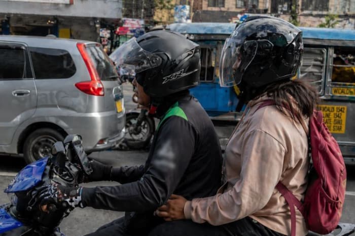 バイクタクシー運転手とその乗客