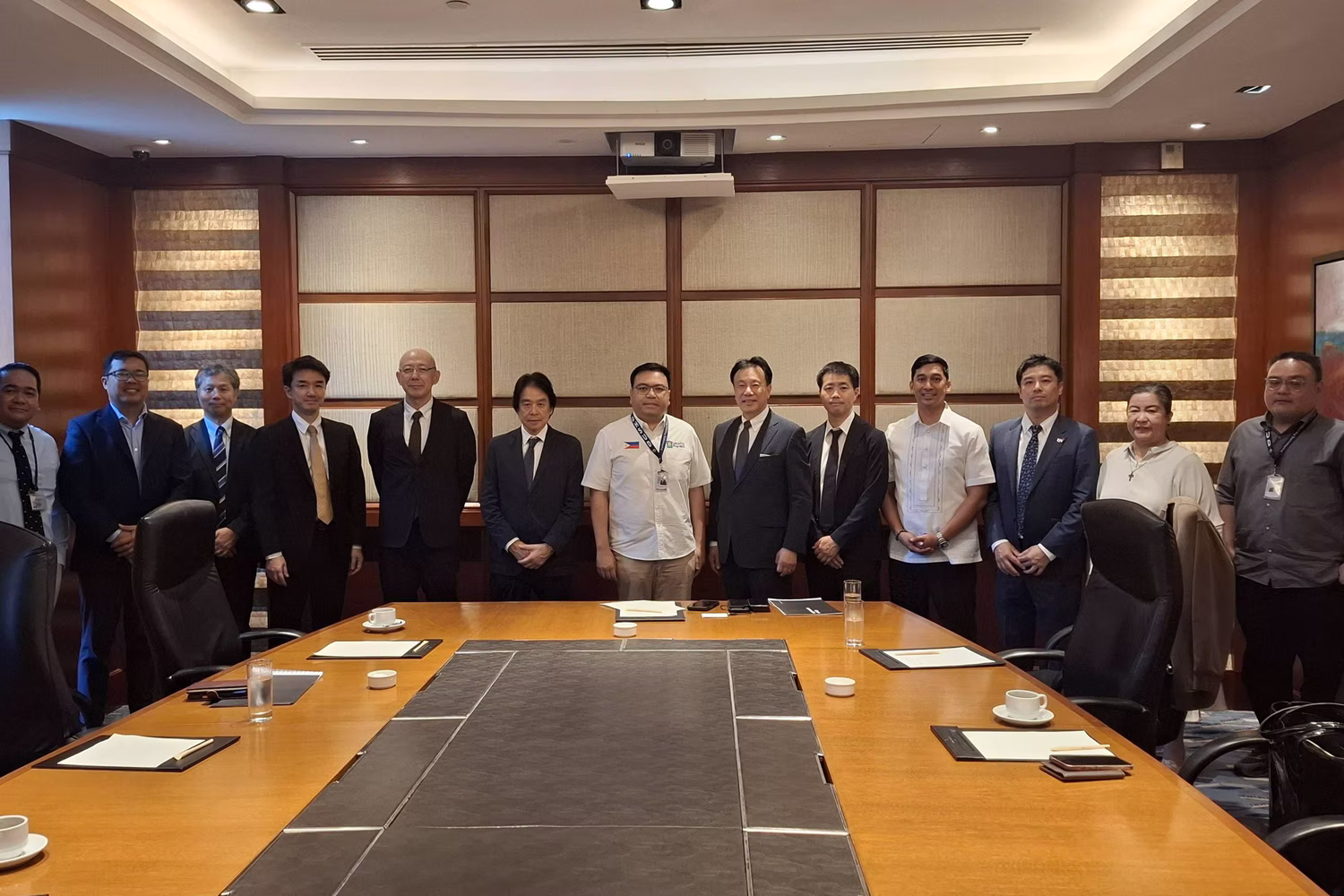 日本の投資家らで構成される「キズナ・コミュニティーズ」と住宅都市開発省のホセ・アリリン大臣との会合