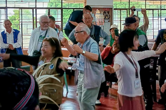 先住民のダンスを一緒に踊る慰霊祭の日比参加者ら