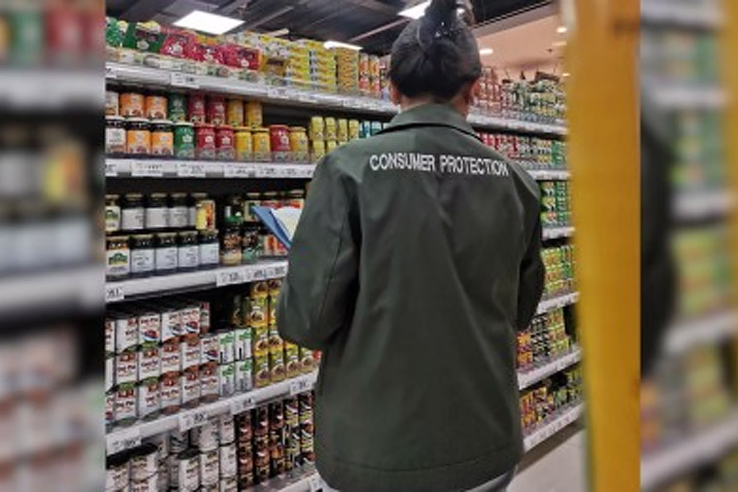 食品価格を監視する貿易産業省の担当官