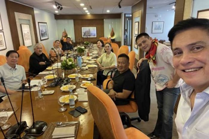 サラ・ドゥテルテ副大統領に対する弾劾訴追状が上院に送付された場合の準備について協議する上院議員ら