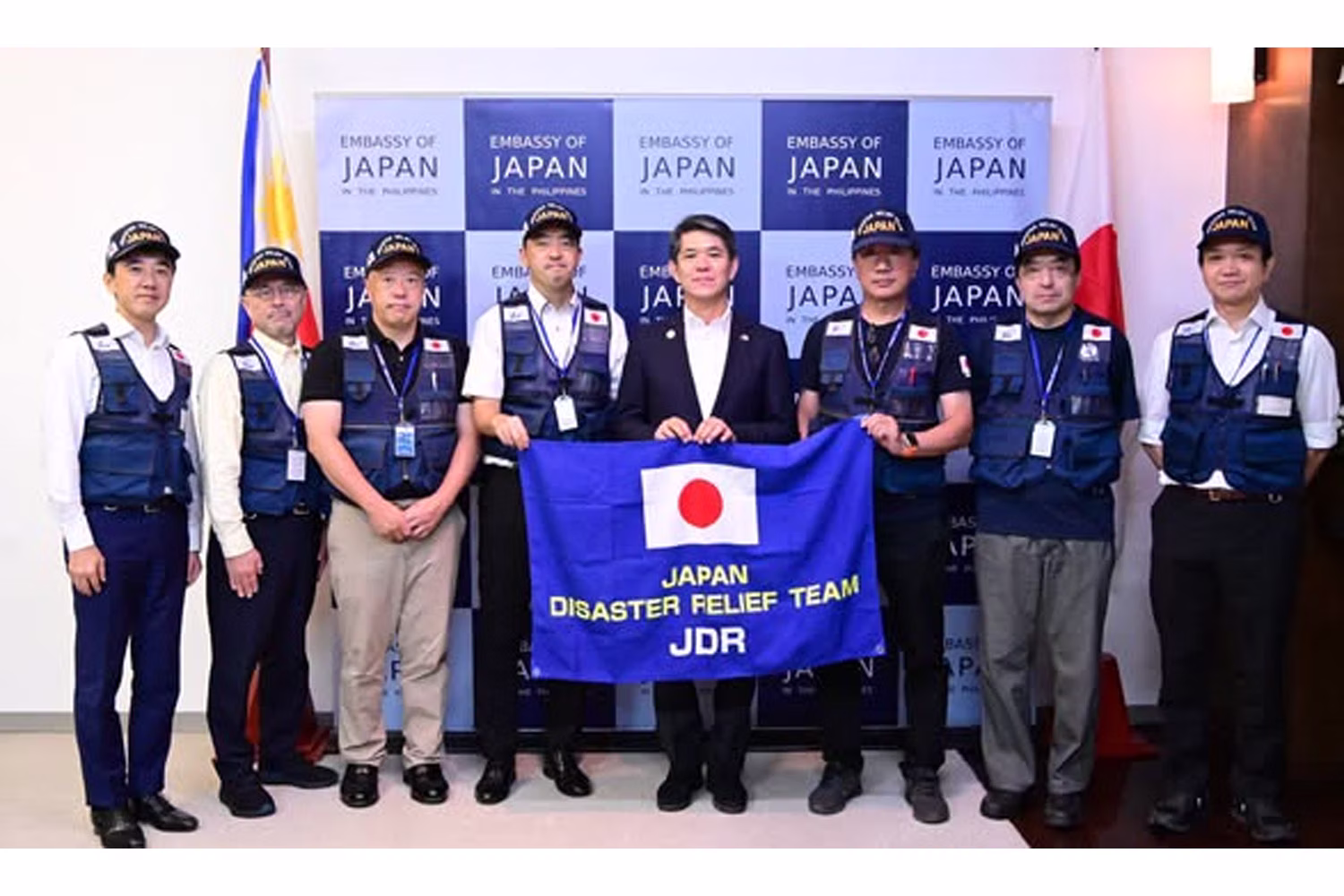 遠藤大使と日本の国際緊急援助隊専門家チーム