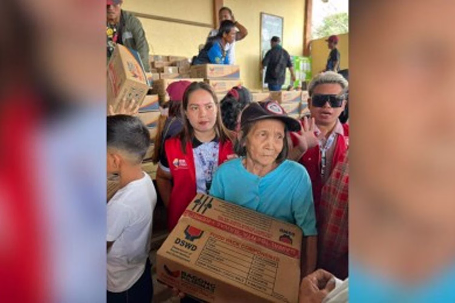 ２０２６年２月９日、南スリガオ州サンミゲルで熱帯低気圧バシャンの被害を受けた家族に食料パックを配布するＤＳＷＤ職員
