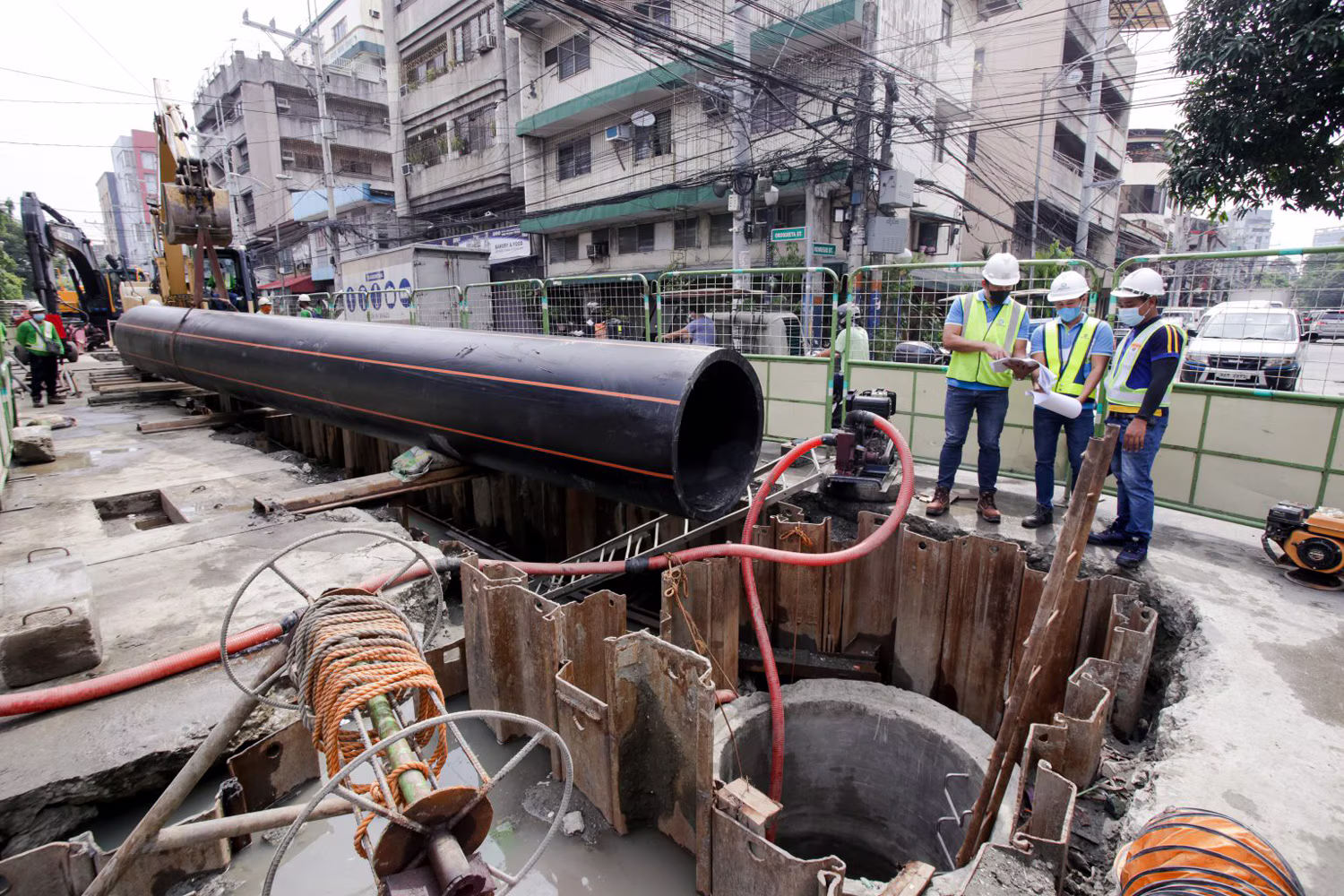 マイニラッド水道の送水管工事の様子