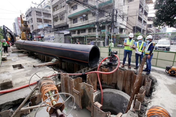 マイニラッド水道の送水管工事の様子