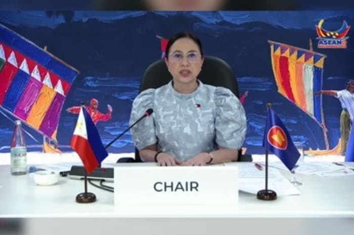 ASEAN経済共同体理事会議長のクリスティーナ・ロケ貿易産業大臣