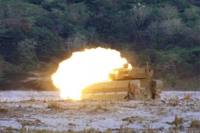 標的に向けて発砲する比陸軍のサブラ軽戦車