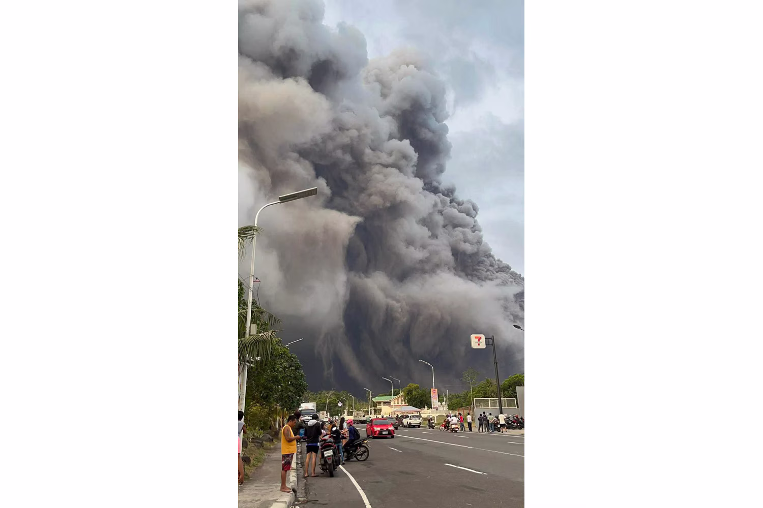 大規模な火山灰を吹き上げるマヨン火山