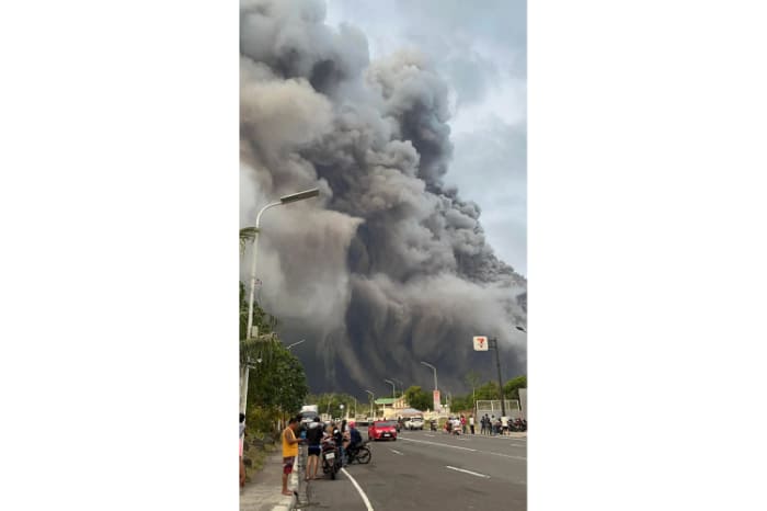 大規模な火山灰を吹き上げるマヨン火山