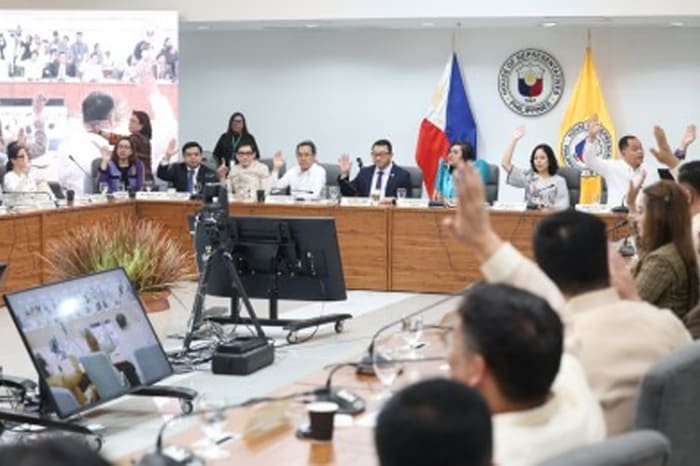 サラ・ドゥテルテ副大統領に対する弾劾訴追に関する委員会報告書の承認について採決する下院司法委員会の委員ら