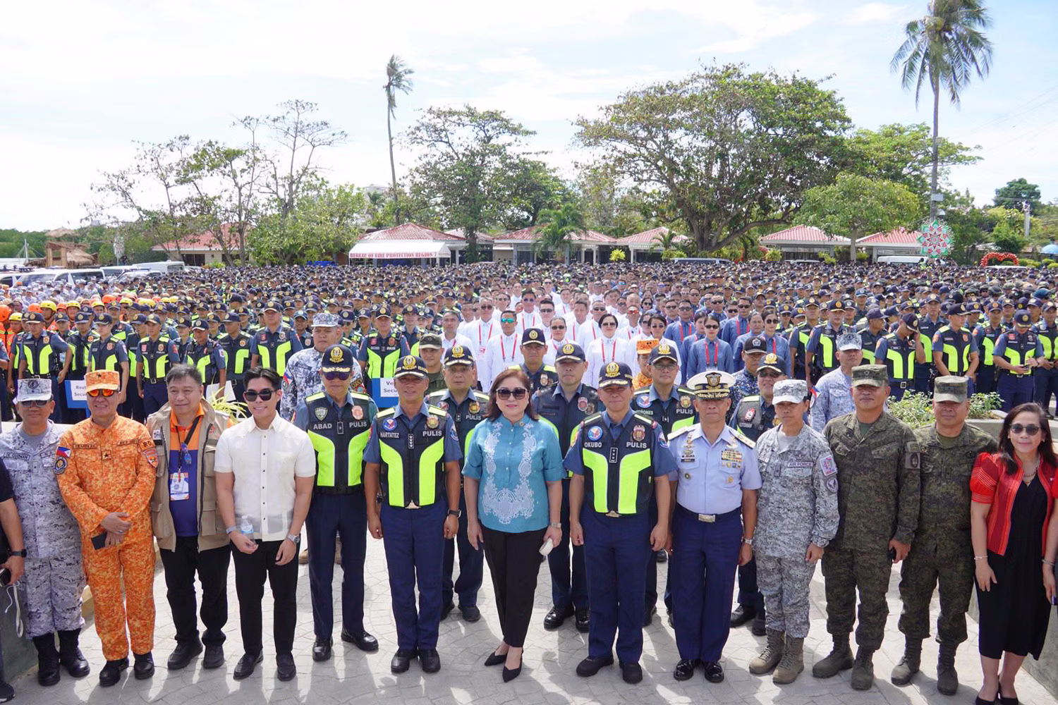 ＡＳＥＡＮ首脳会議の警備に向けた送り出し式典に参加した国家警察や国軍、沿岸警備隊や消防局職員及び地元自治体幹部ら