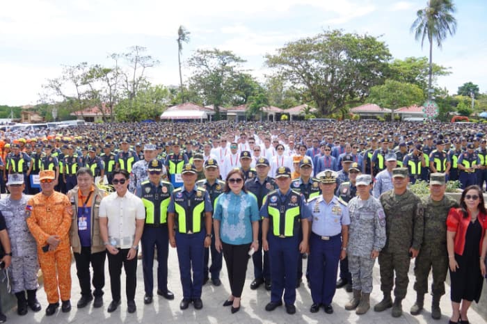ＡＳＥＡＮ首脳会議の警備に向けた送り出し式典に参加した国家警察や国軍、沿岸警備隊や消防局職員及び地元自治体幹部ら