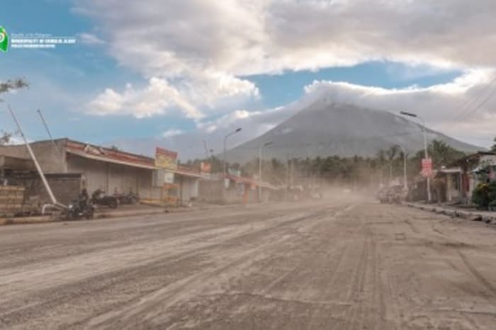 マヨン火山からの降灰で覆われたアルバイ州カマリグ町の道路