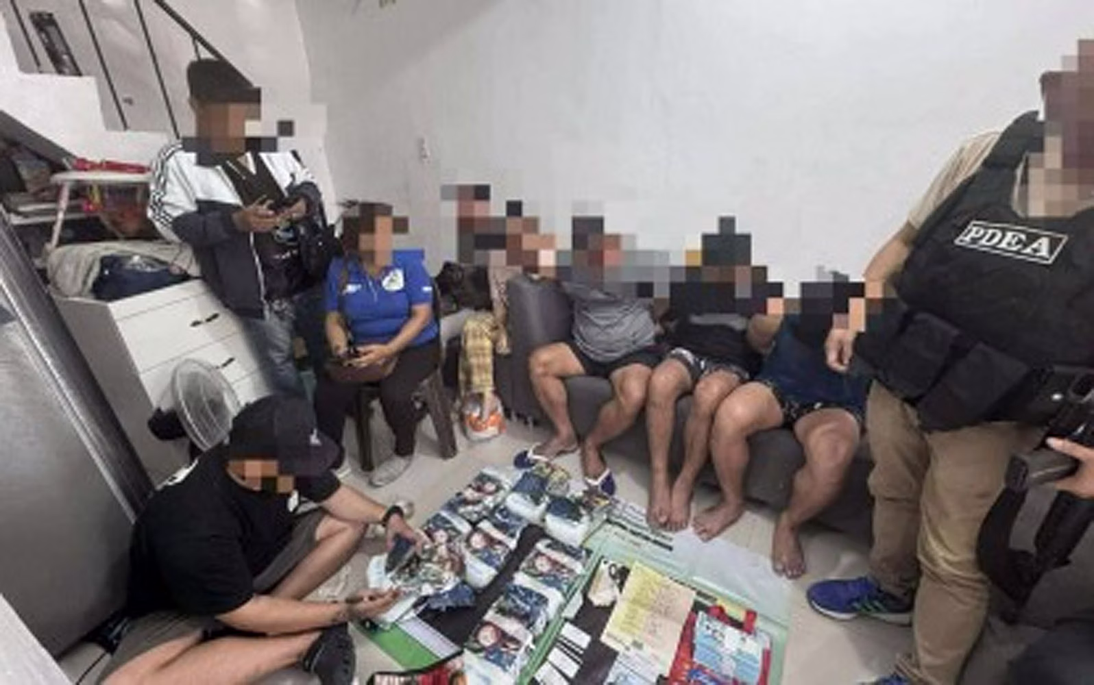 カビテ州ジェネラルトリアス市バカオ１地区で行われたおとり捜査で逮捕された容疑者４人と押収した覚醒剤