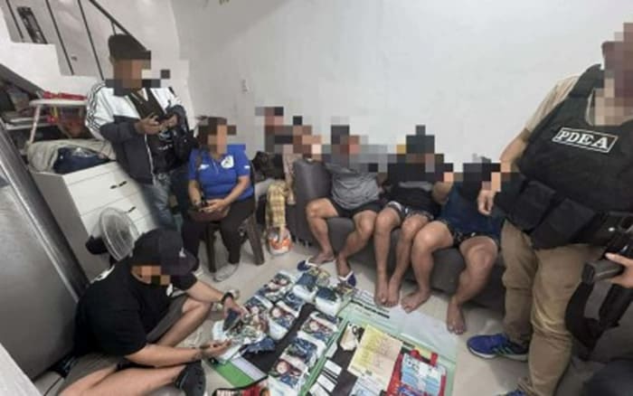 カビテ州ジェネラルトリアス市バカオ１地区で行われたおとり捜査で逮捕された容疑者４人と押収した覚醒剤