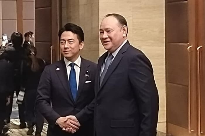 比を訪問した小泉防衛相(左)とテオドロ国防相