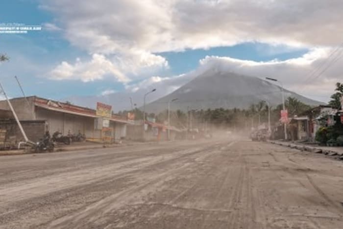 マヨン山と火山灰に覆われた道路