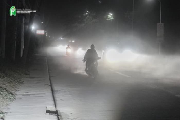降灰で視界が低下した道路
