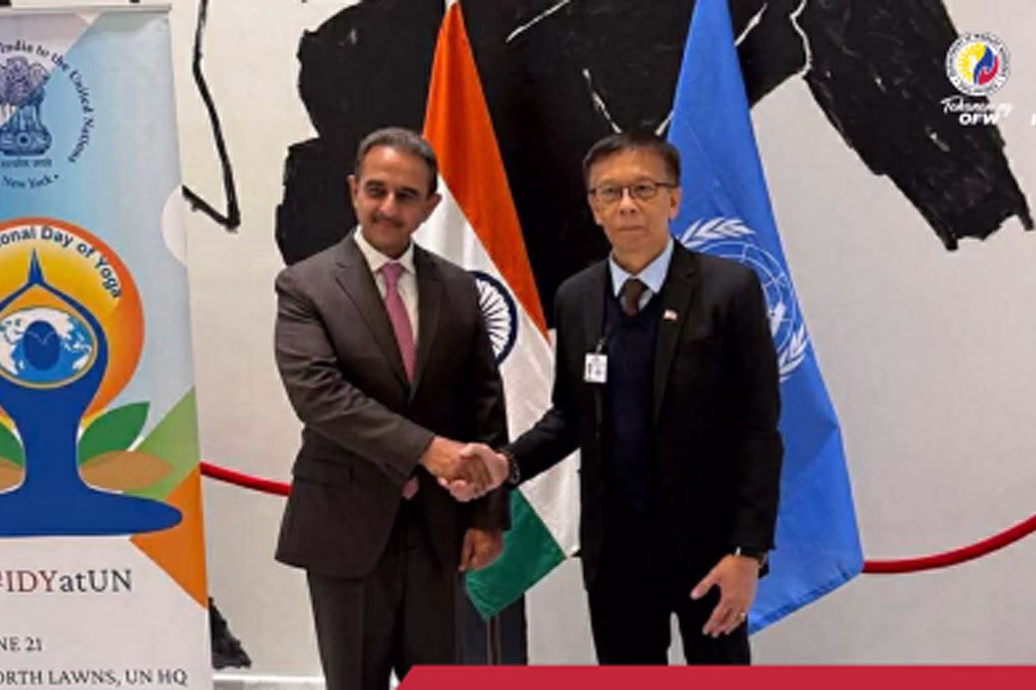 カクダック移民労働者相（右）とインドのキルティ・ヴァルダン・シン外務担当国務相