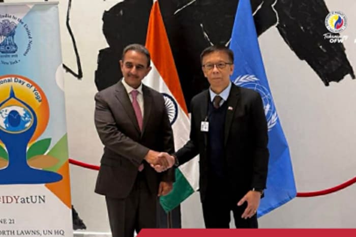 カクダック移民労働者相（右）とインドのキルティ・ヴァルダン・シン外務担当国務相