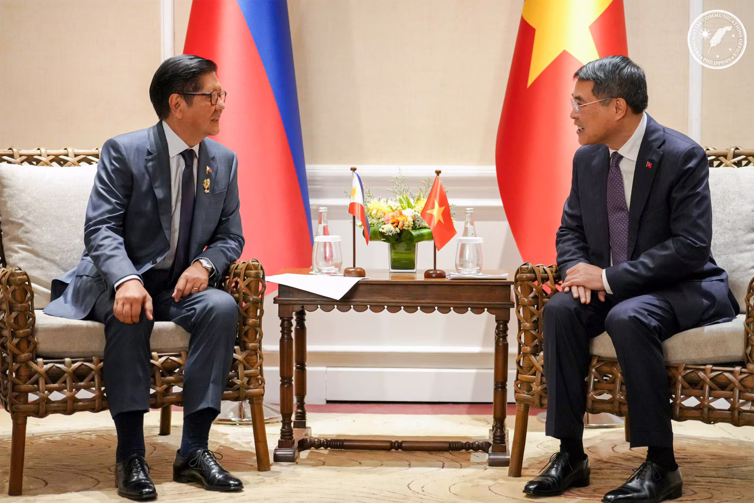 ベトナムのレ・ミン・フン首相（右）と会談するマルコス大統領