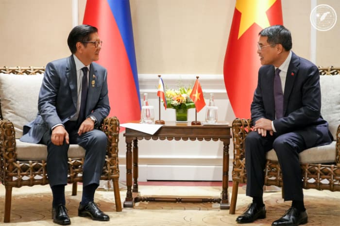 ベトナムのレ・ミン・フン首相（右）と会談するマルコス大統領