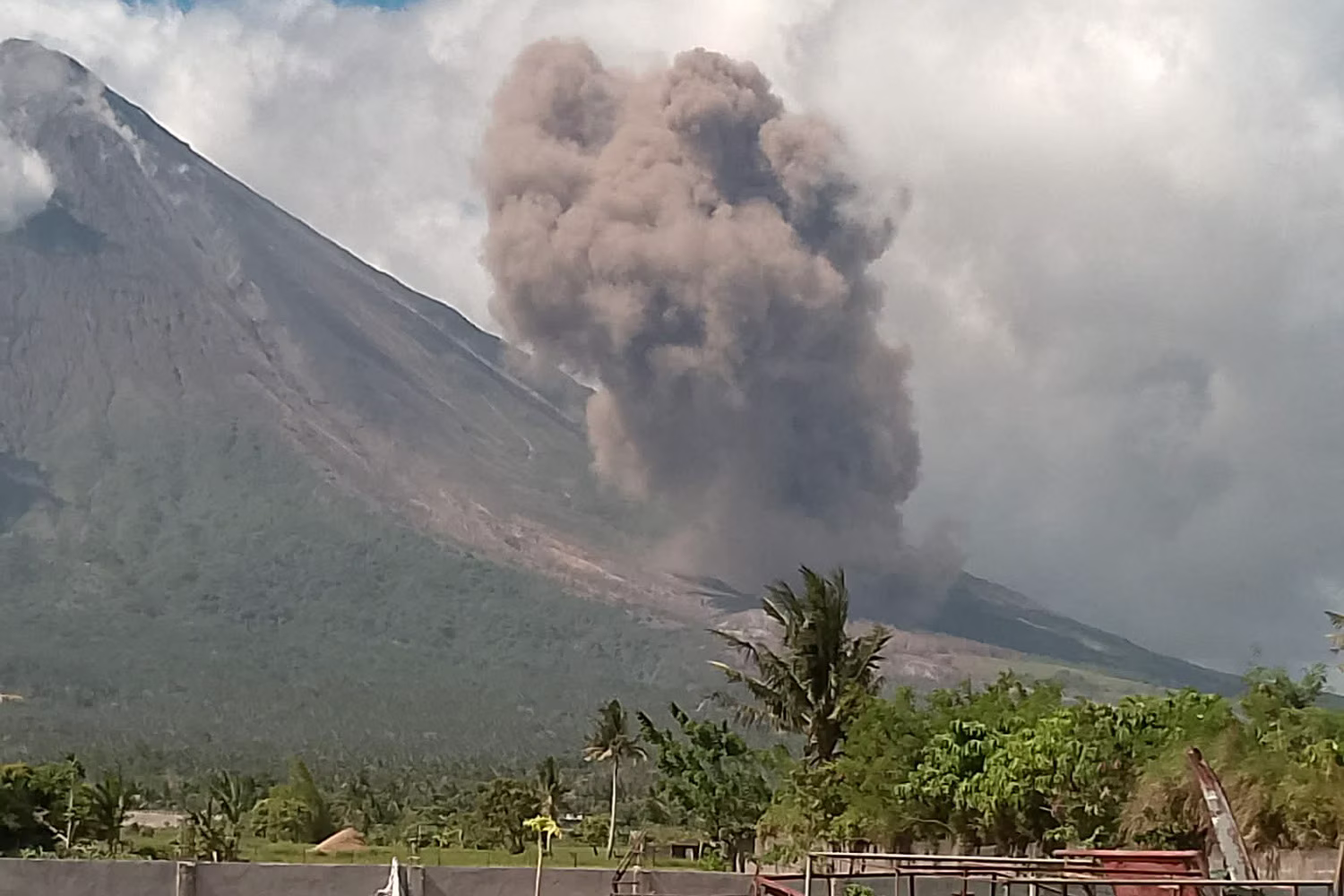 ８日に発生したマヨン山の火砕流