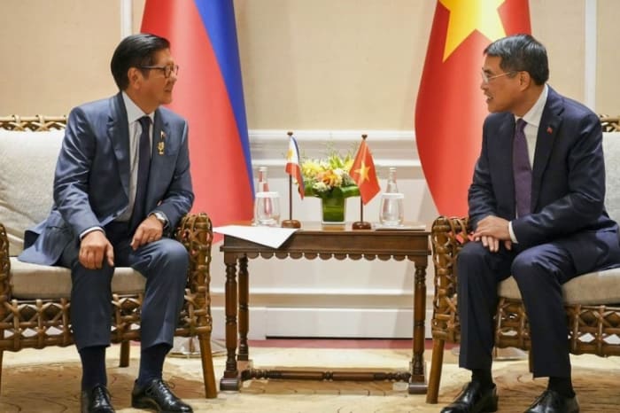 ＡＳＥＡＮ首脳会議に合わせ会談したマルコス大統領とレ・ミン・フン越首相