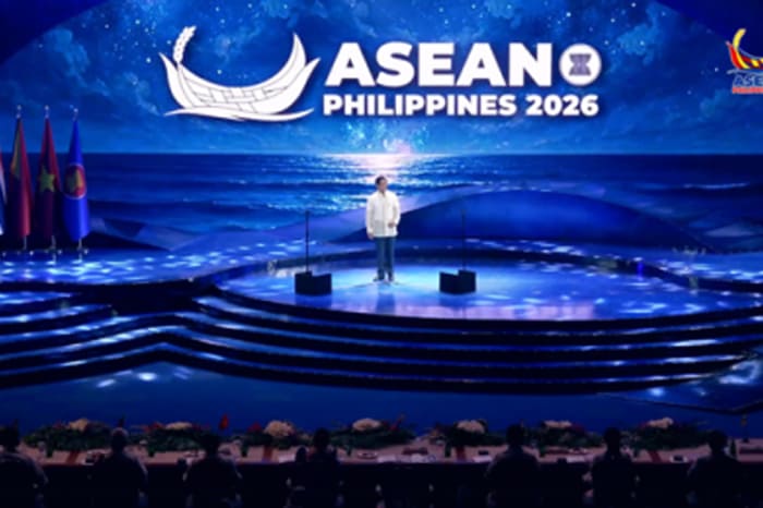 演説するマルコス大統領