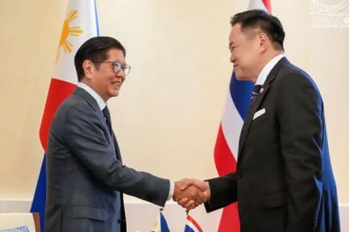 タイのアヌティン・チャーンウィーラクーン首相（右）