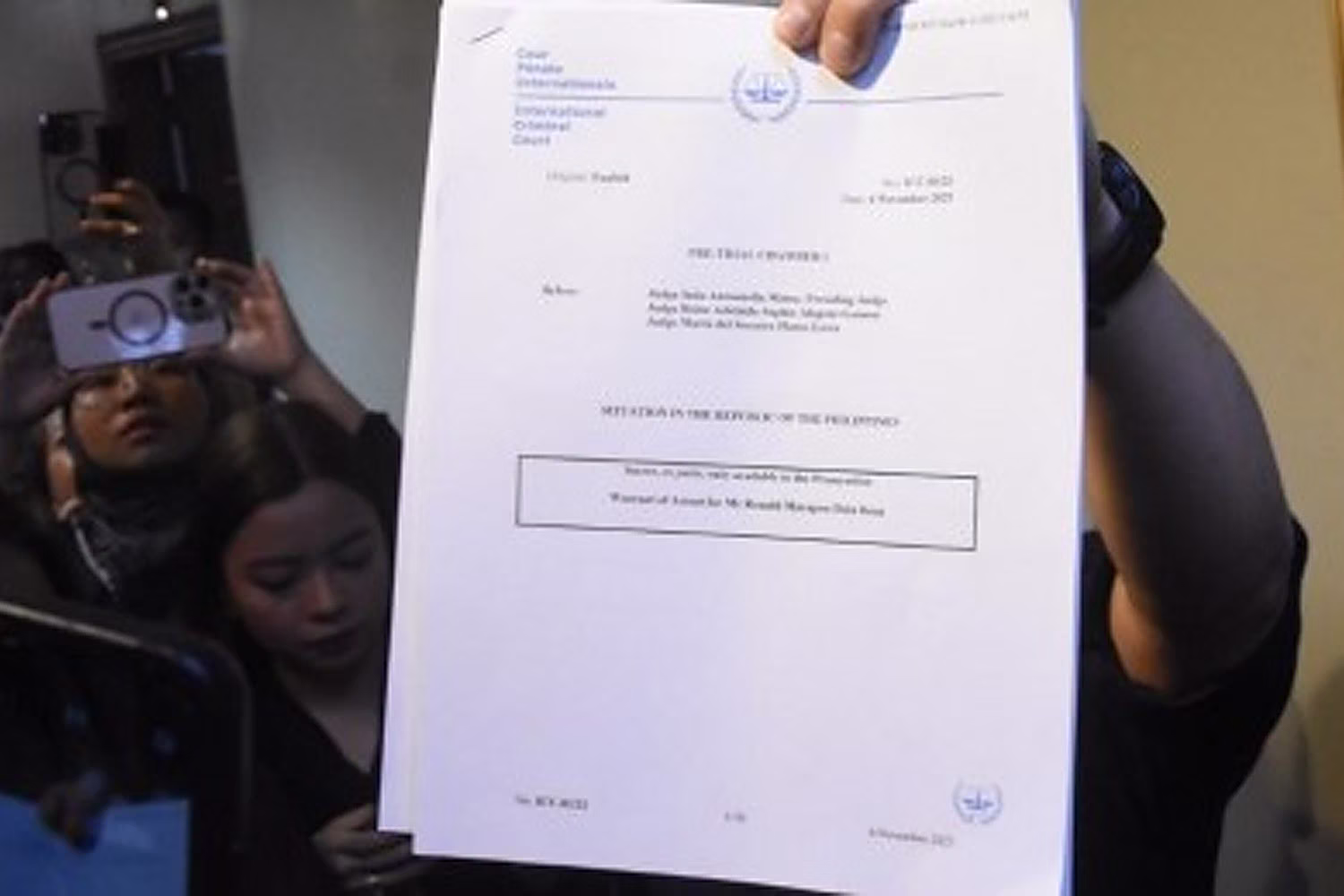 11日にトリリャネス元議員が公開したデラロサ上院議員に対する逮捕状の写し
