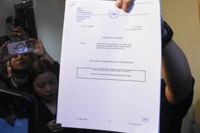 11日にトリリャネス元議員が公開したデラロサ上院議員に対する逮捕状の写し