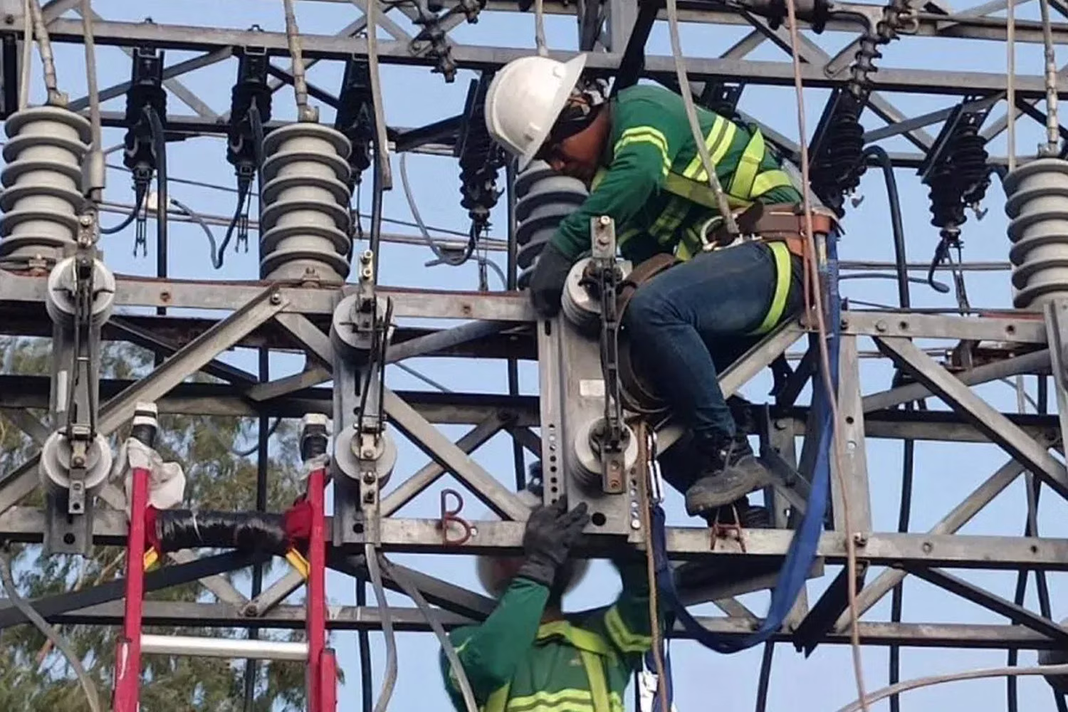 ネグロス電力公社の変電所でのメンテナンス作業