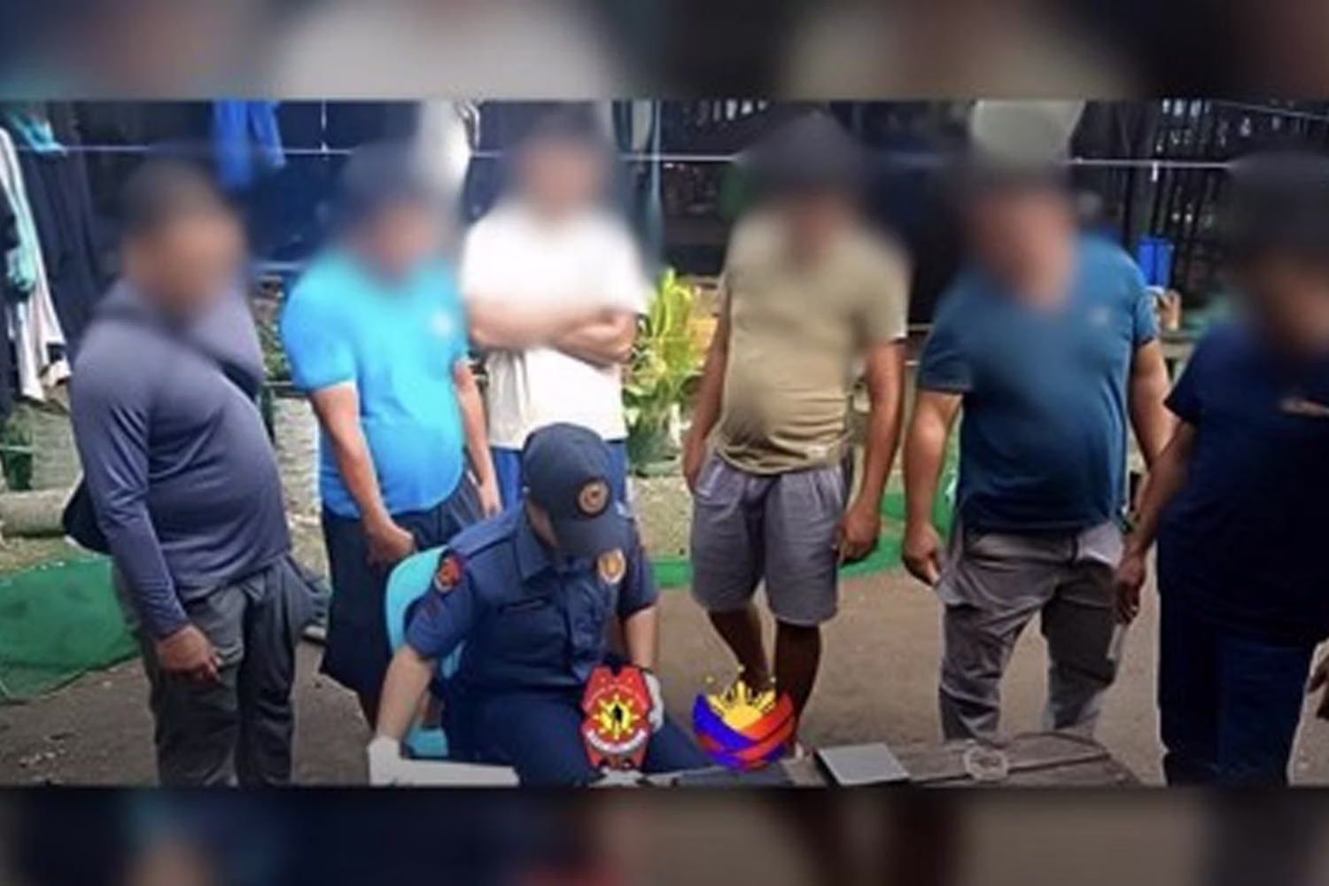 パラワン沖で見つかったコカインを調べる警官